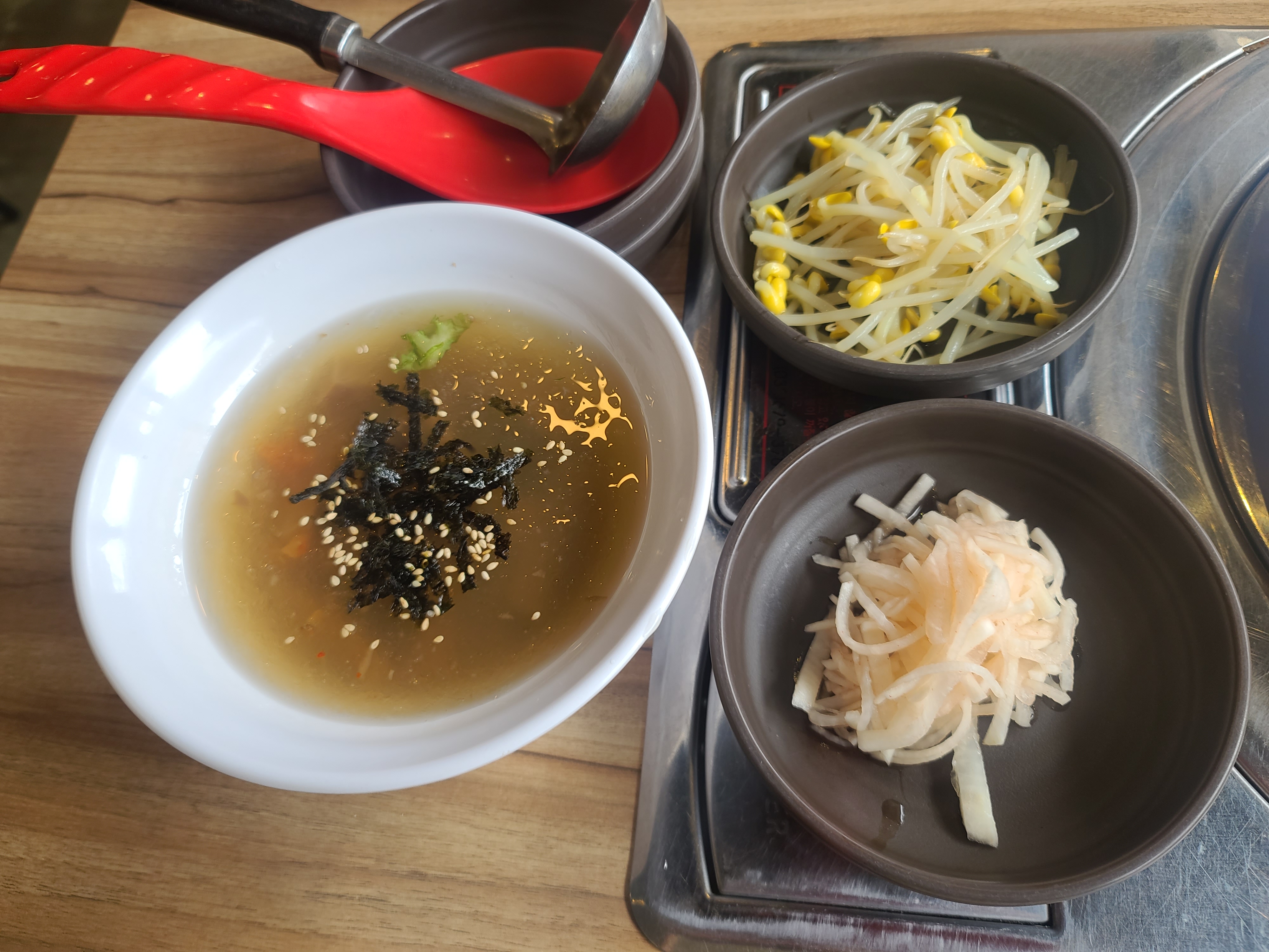 묵사발, 콩나물무침, 무채 등 기본 반찬이 작은 그릇에 담겨 나란히 놓인 상차림