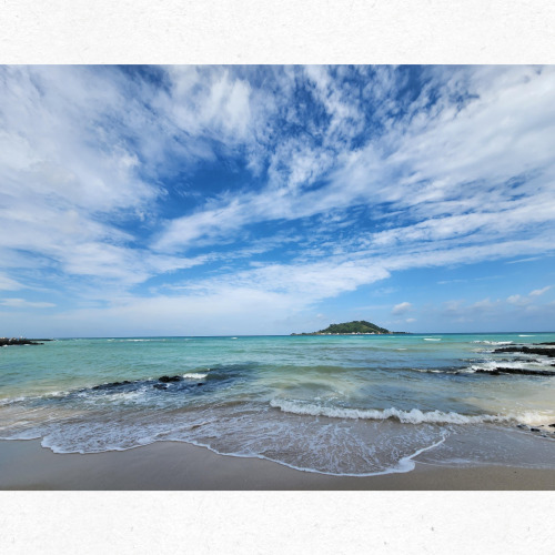 강원 양양 하조대 해변과 푸른 파도