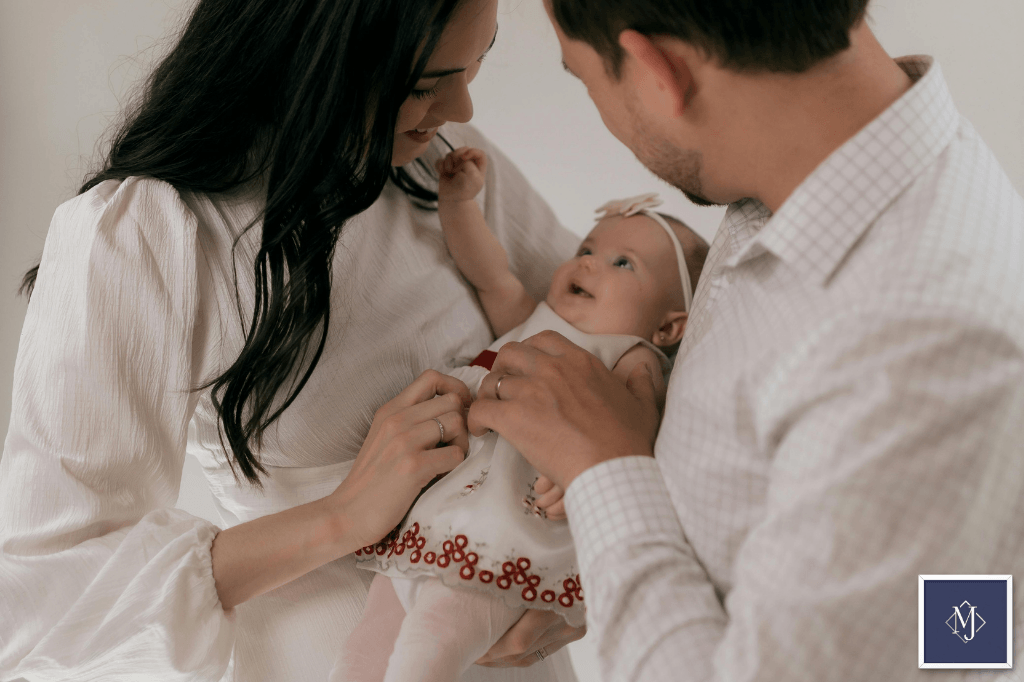 아기를 보고 있는 엄마와 아빠