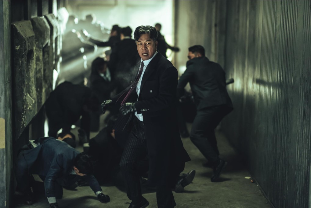 넷플릭스 드라마 광장에서 구봉산 역을 맡은 안길강의 혼전 상황 액션 장면