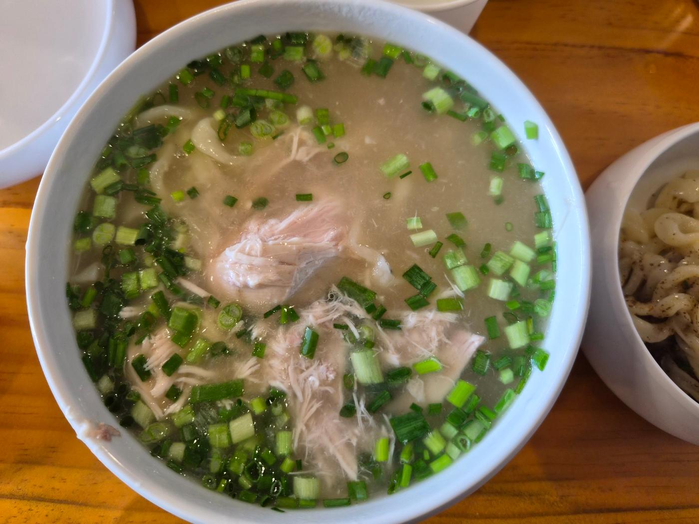 “수원 영통 화홍칼국수 대표메뉴 닭칼국수와 복닭 리뷰 썸네일”