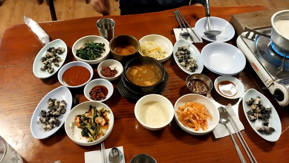 가평맛집-우렁쌈밥집-상차림-된장찌개-밑반찬-고추장양념