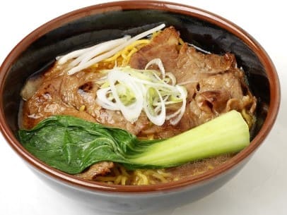 고기와 청경채가 그릇위에 있다 고기 밑으로 면이 살짝 보인다