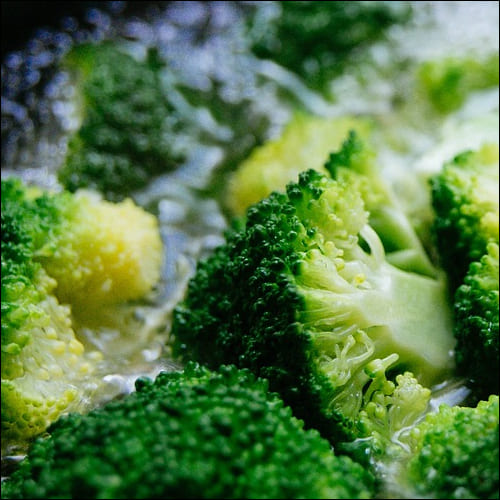 물에 담긴 브로콜리