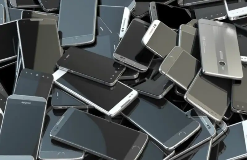 중고-핸드폰이-쌓여있는-모습