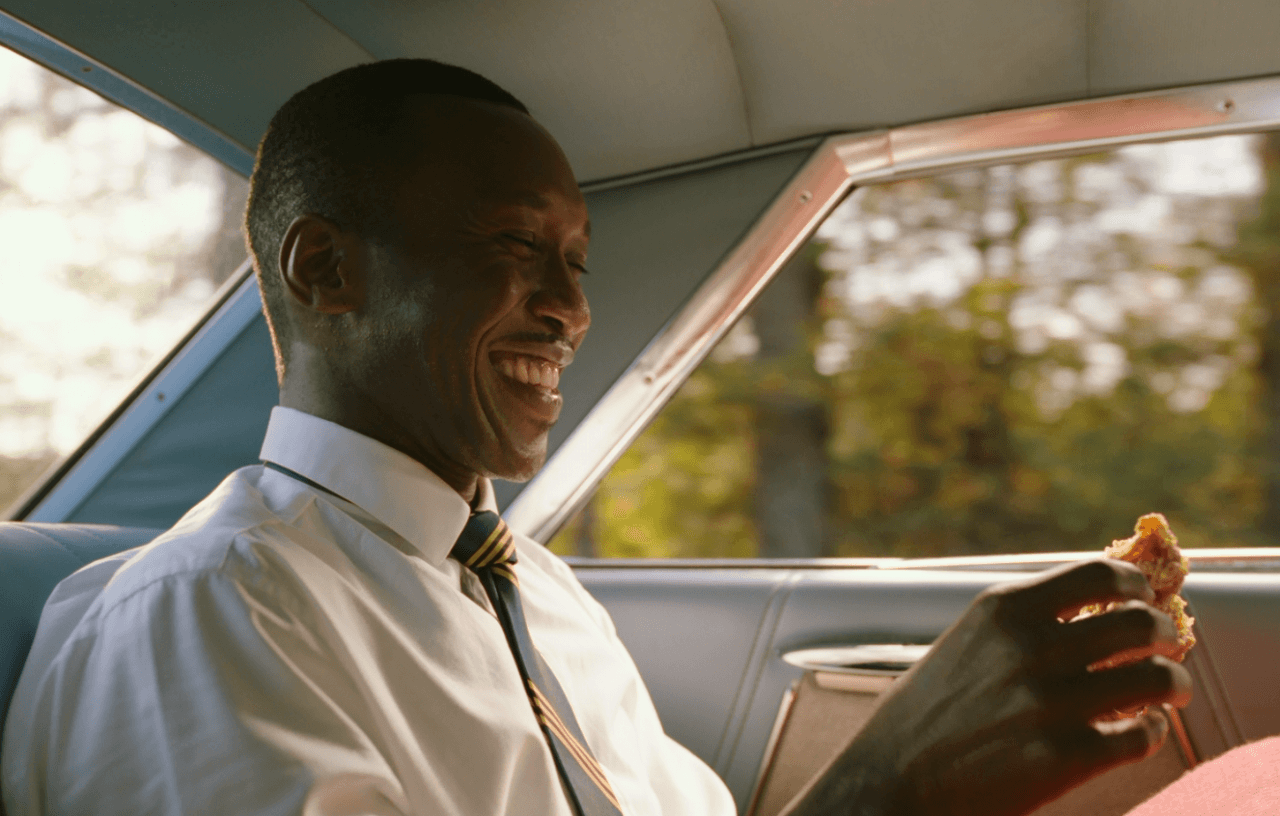 프라이드 치킨을 손으로 먹으며 웃고 있는 셜리