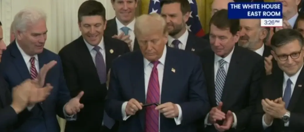 트럼프-GENIUS법-서명3