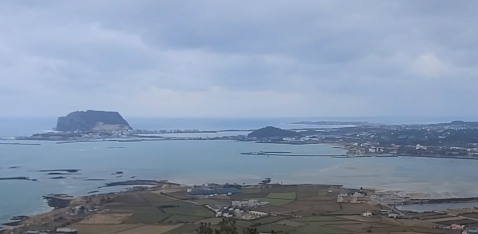 지미오름에서 바라보는 성산항, 일출봉, 식산봉, 소수산봉 등 지미오름 정상 전망대에서 주변 정경을 한눈에 볼 수 있습니다.