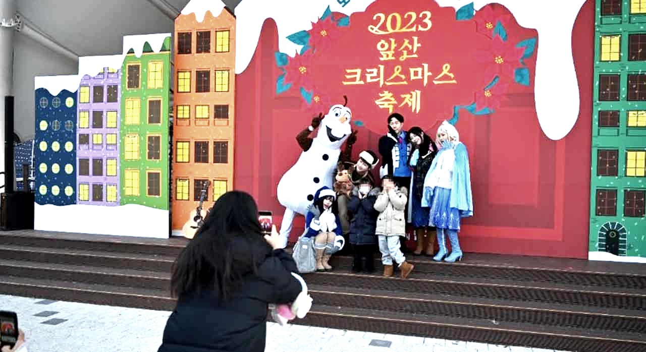 기념사진을 찍는 관람객들. [ⓒ대한민국 구석구석]