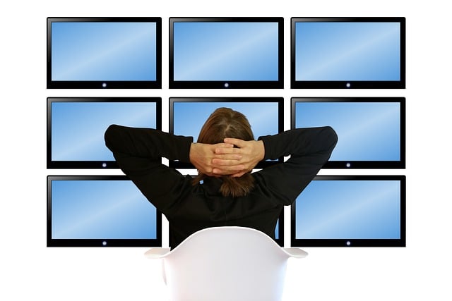 수감자을 감시하는 중앙 감시탑