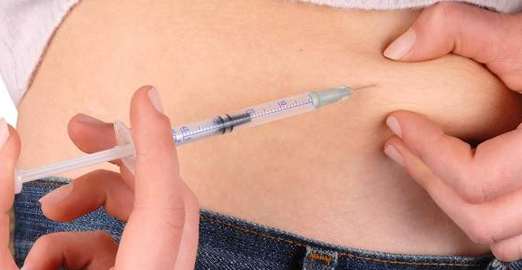 배에주사를-놓는-사진