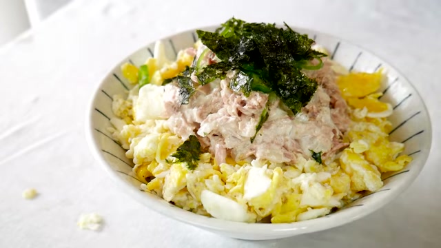 밥 위에 스크램블과 참치, 김가루를 올린 장면