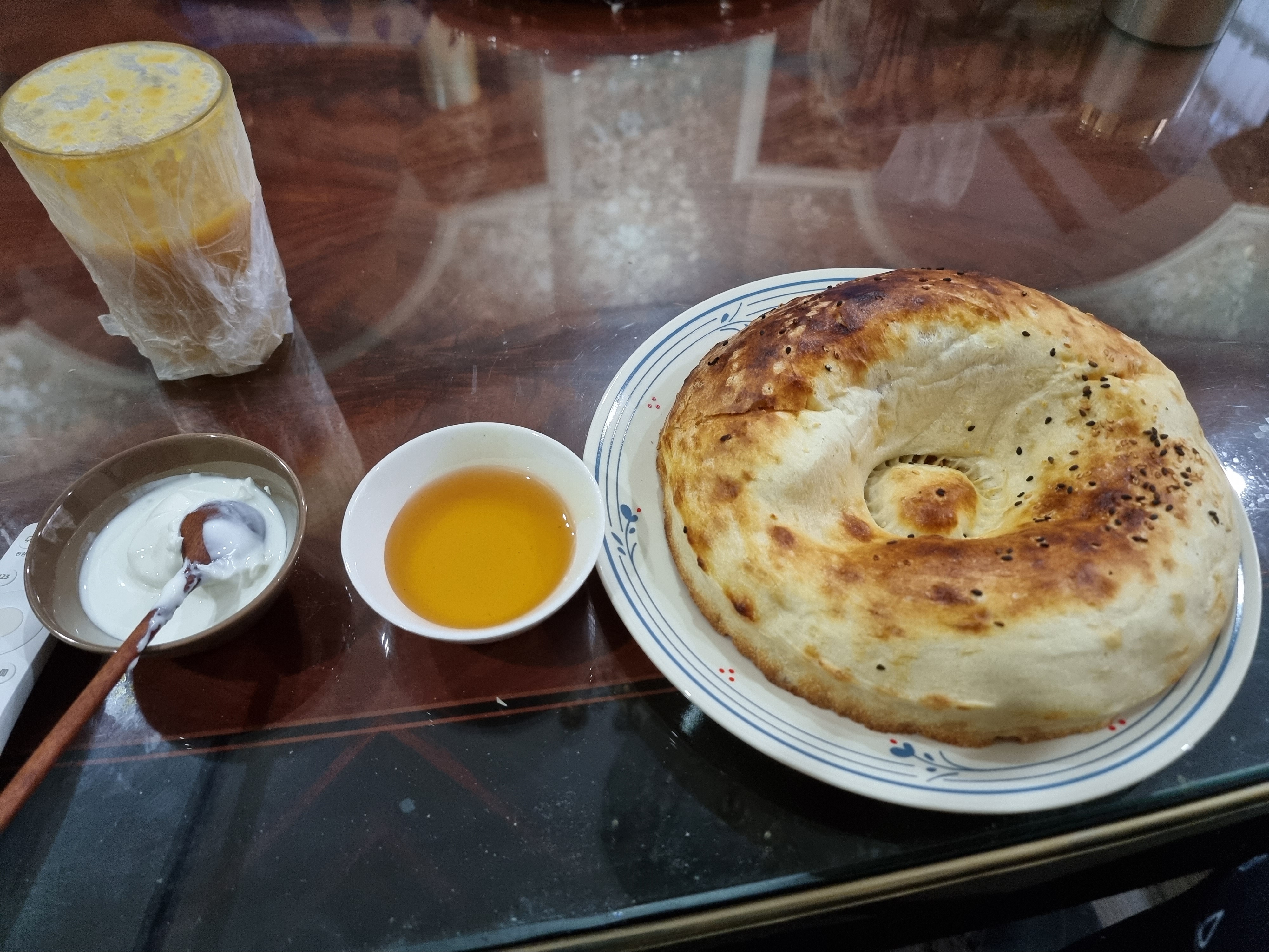 라뾰쉬까와 꿀 그리고 카이막의 조합