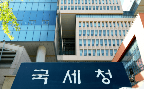 연말정산 카드공제 및 실손보험 중복 실수를 주의하라는 본문 편집 화면으로&amp;#44; 국세청 건물과 은행카드 이미지를 함께 배치한 티스토리 글 작성 화면