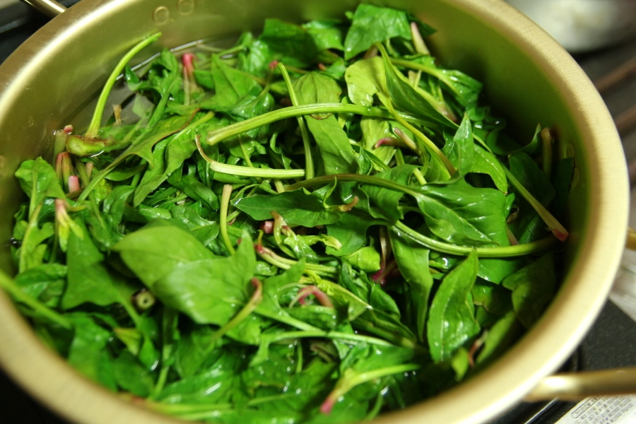 시금치 데치는 모습