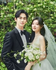 녹음이-우거진-계절에-면사포를-쓰고-부케를-들고-웨딩-포토를-찍고있는-신혼부부