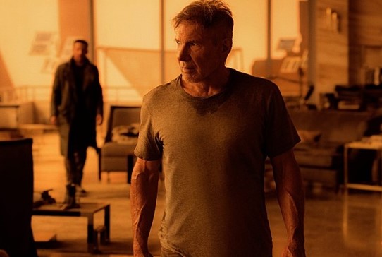 블레이드 러너 2049(Blade Runner 2049, 2017)의 한 장면. 드니 빌뇌브 감독이 연출한 이 작품에서 해리슨 포드는 35년 만에 자신의 전설적인 캐릭터인 릭 데커드(Rick Deckard)로 다시 돌아와 압도적인 존재감을 보여주었다.