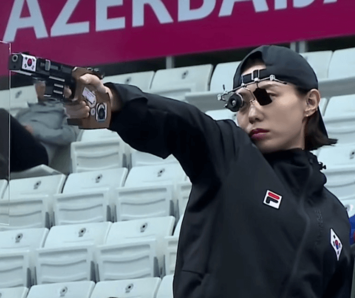 김예지-선수가-권총을-들고-있는-사진