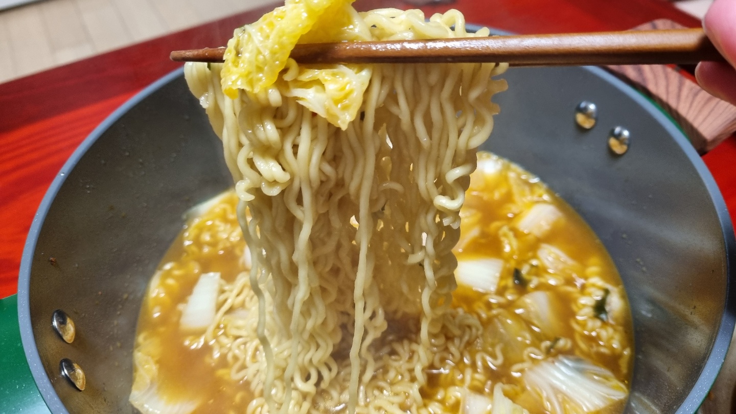 라면 면발을 들고 찍은 사진