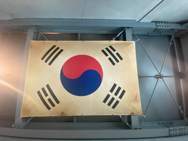 계단실_천정에_낡은_태극기