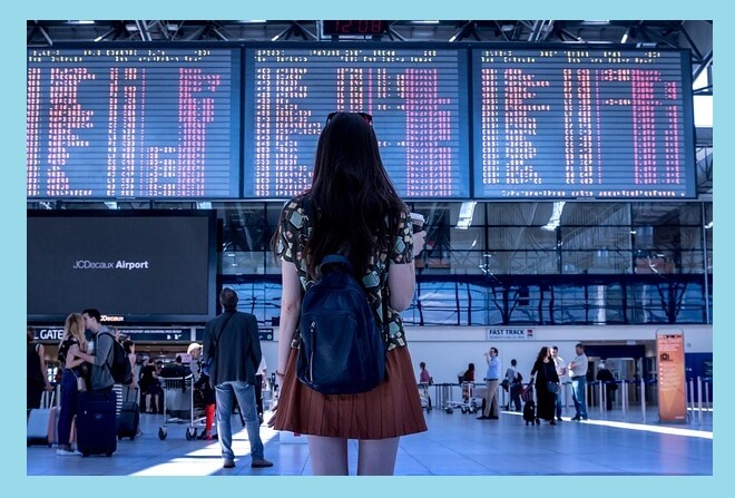 공항-전광판-보는-여자-뒷모습