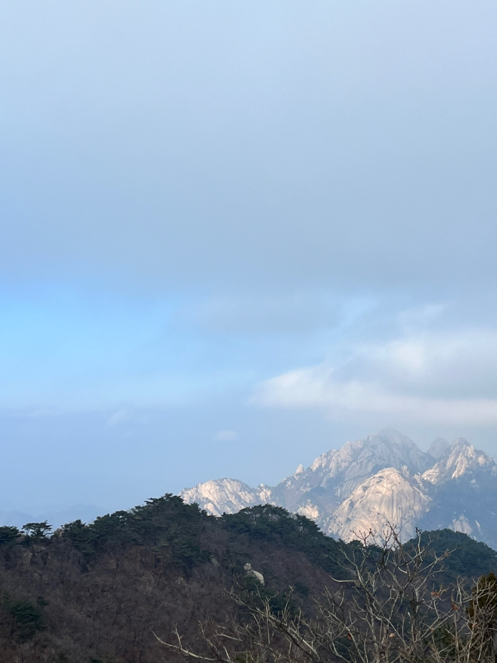 문수봉에서 바라본 다른 봉우리 모습