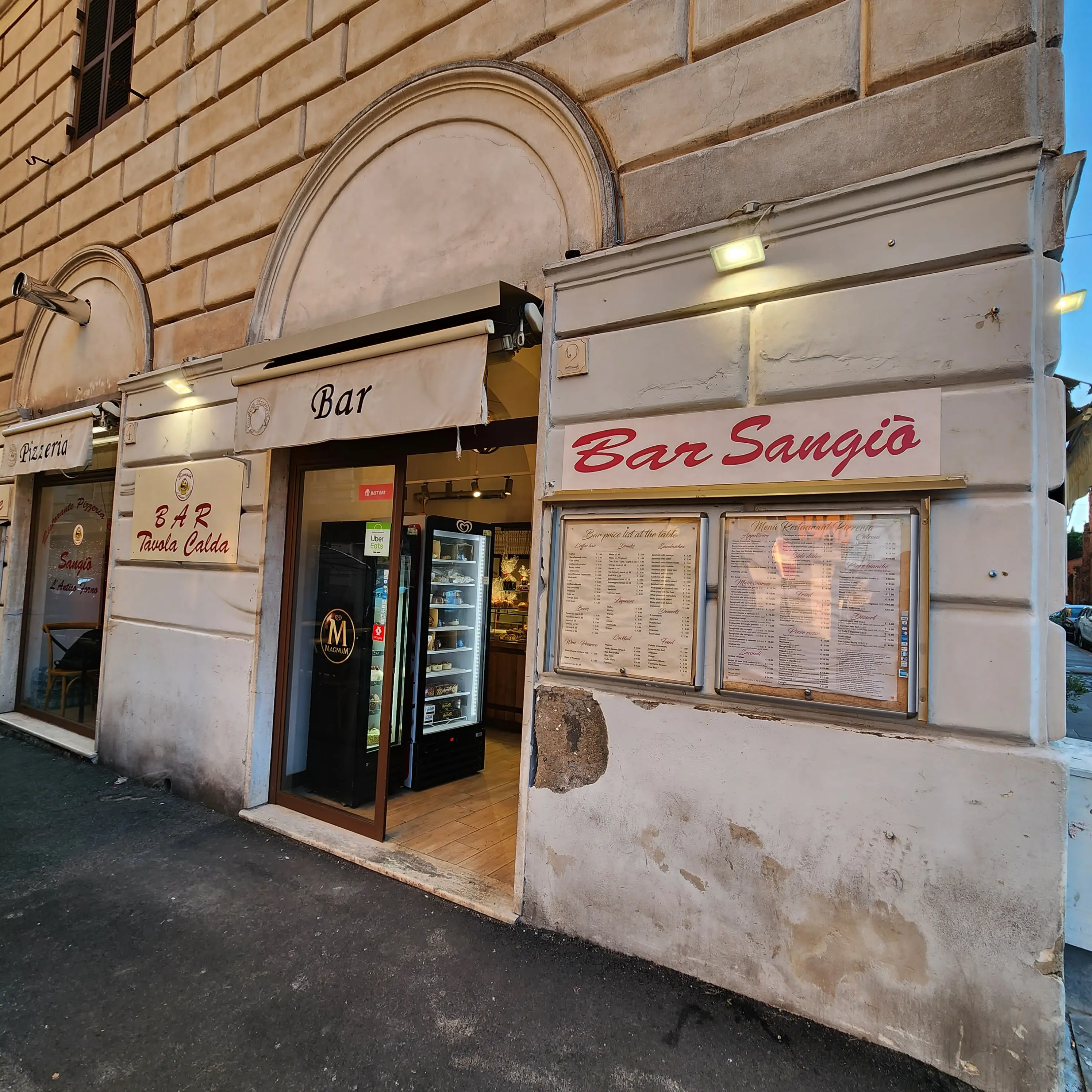 식당-입구에-있는-메뉴판