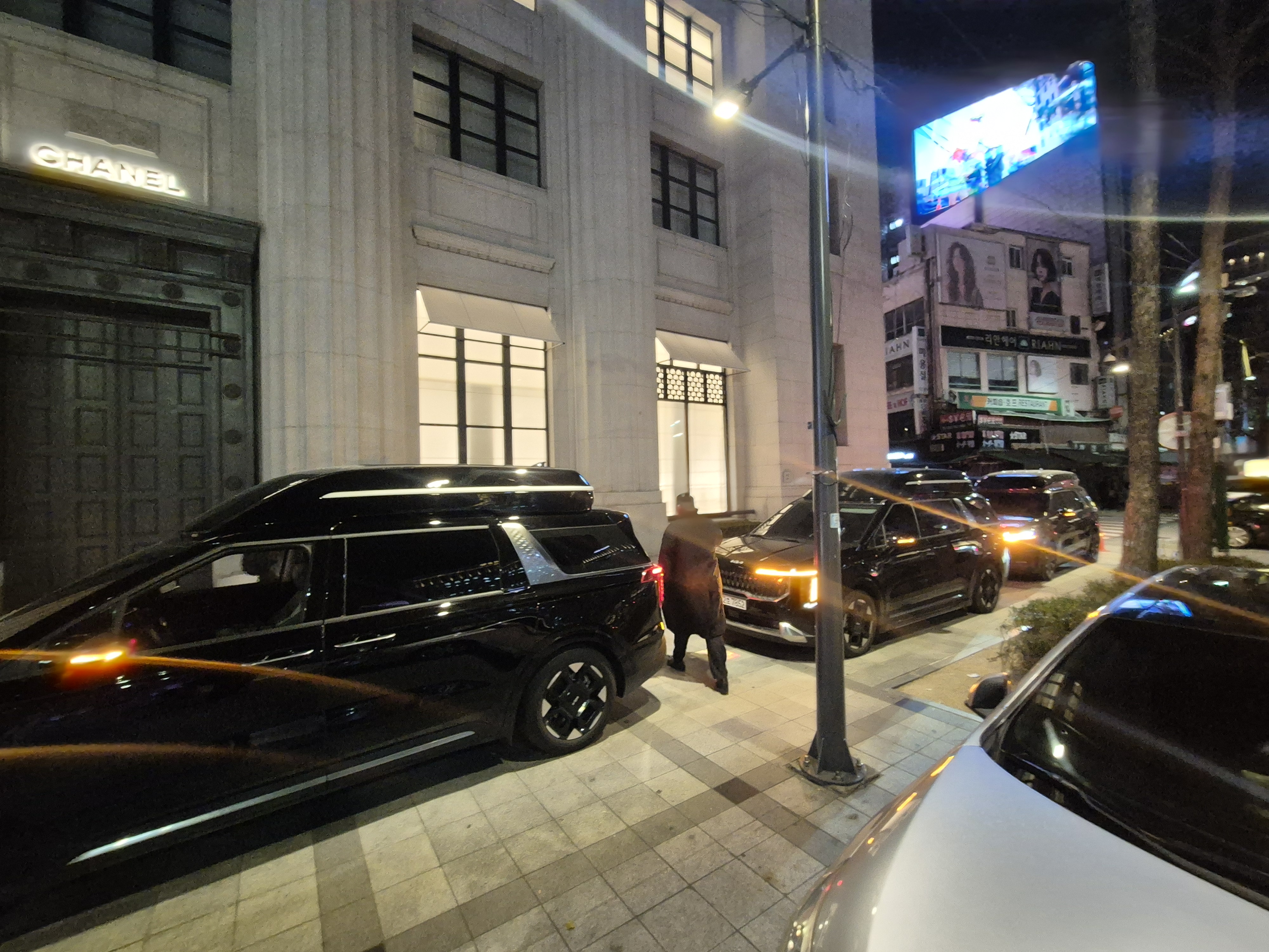VIP 의전 일정 수행 중인 카니발하이리무진 차량으로 전문 운전자 포함 전담 운행 서비스 장면