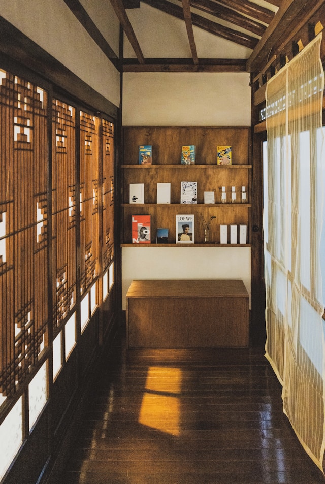 전통 패턴으로 재해석한 아트북 표지 디자인 사례