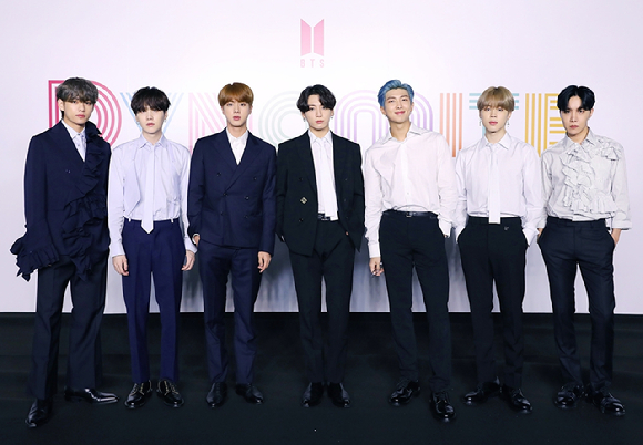 글로벌 그룹 방탄소년단(BTS)이 디지털 싱글 &#39;다이너마이트&#39;(Dynamite) 발매를 앞두고 21일 온라인 기자간담회를 열었다. (왼쪽부터) 포즈 취하는 방탕소년단 뷔-슈가-진-정국-RM-지민-제이홉. [사진=빅히트엔터테인먼트]