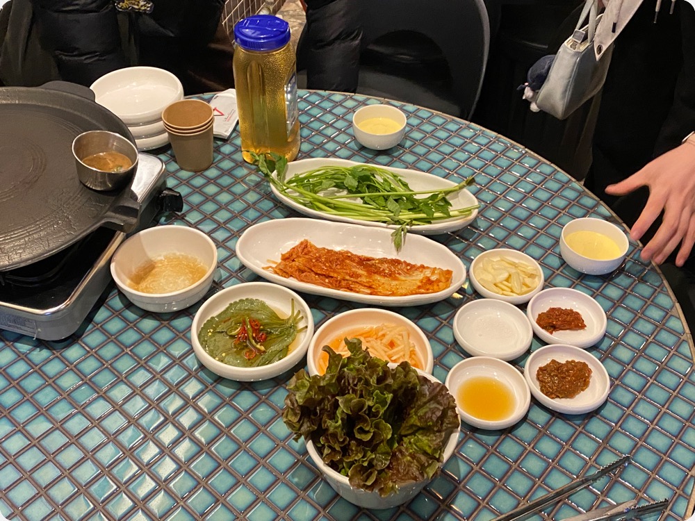 콜롬보-가든-밑반찬-사진-김치-야채-미나리