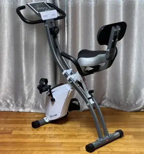 헬스 사이클 엑사이더 EX900를 거실에 설치한 모습