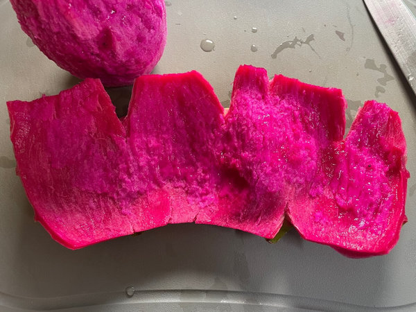 용과 먹는법 - 껍질 까기 완료