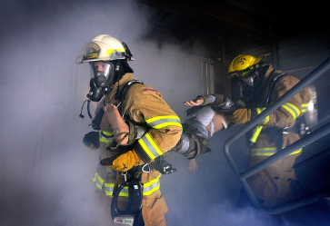 화재진압중인 소방관 사진