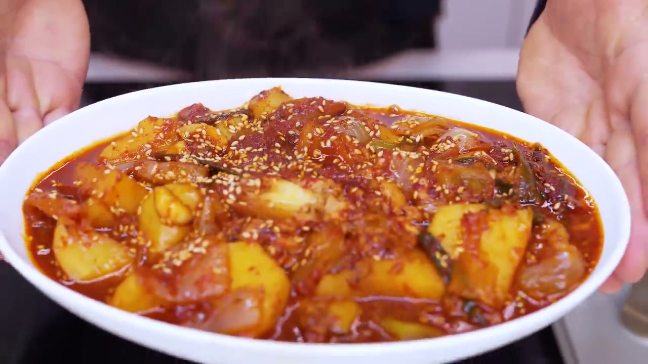 접시에 담은 완성된 참치 감자조림