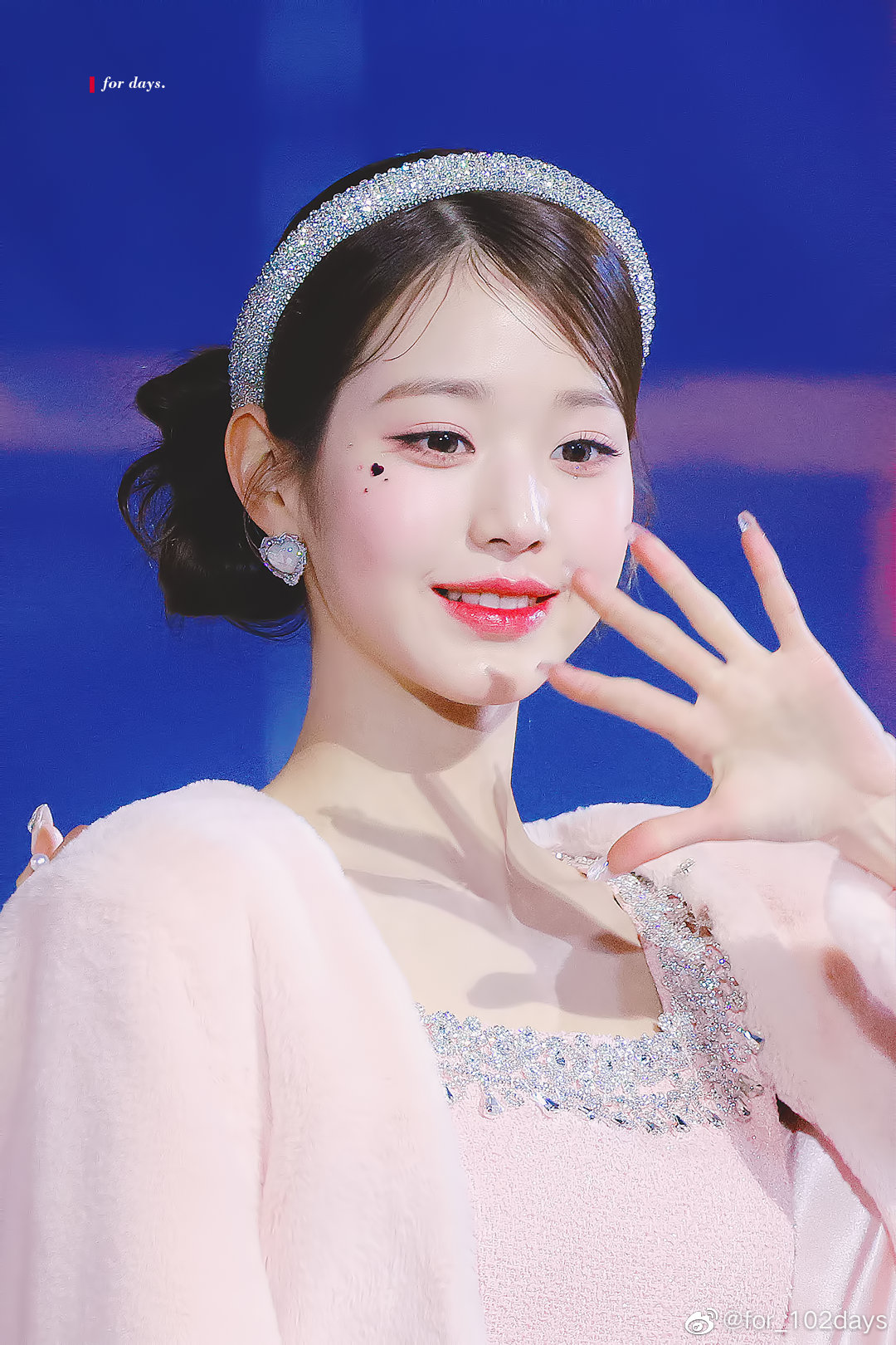 팬들에게 손을 흔드는 장원영