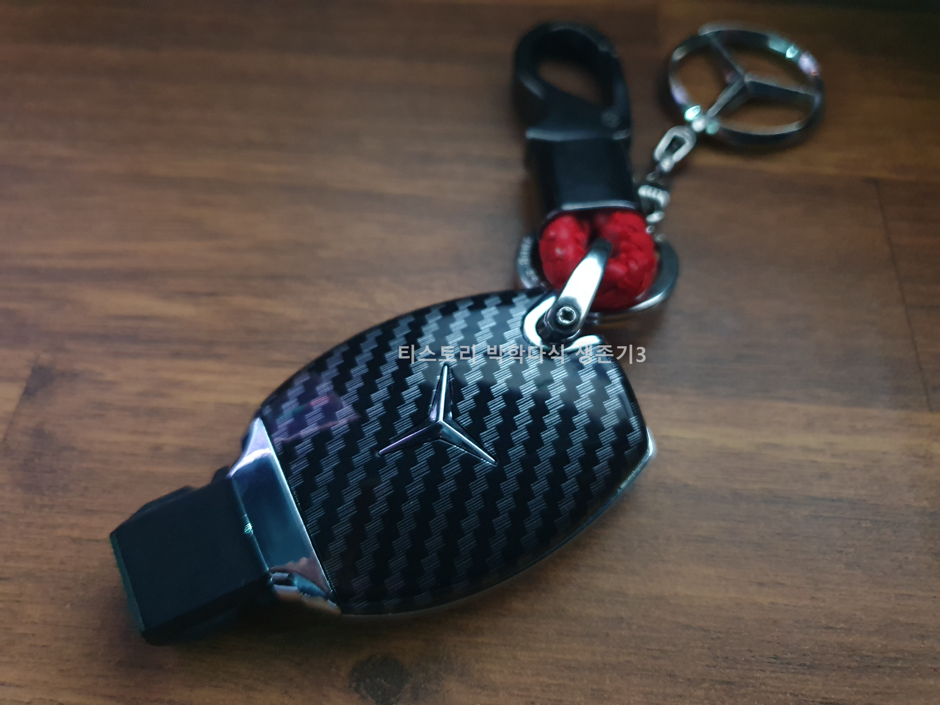 키케이스_결합한_완성모습_뒷면_책상_위의_모습