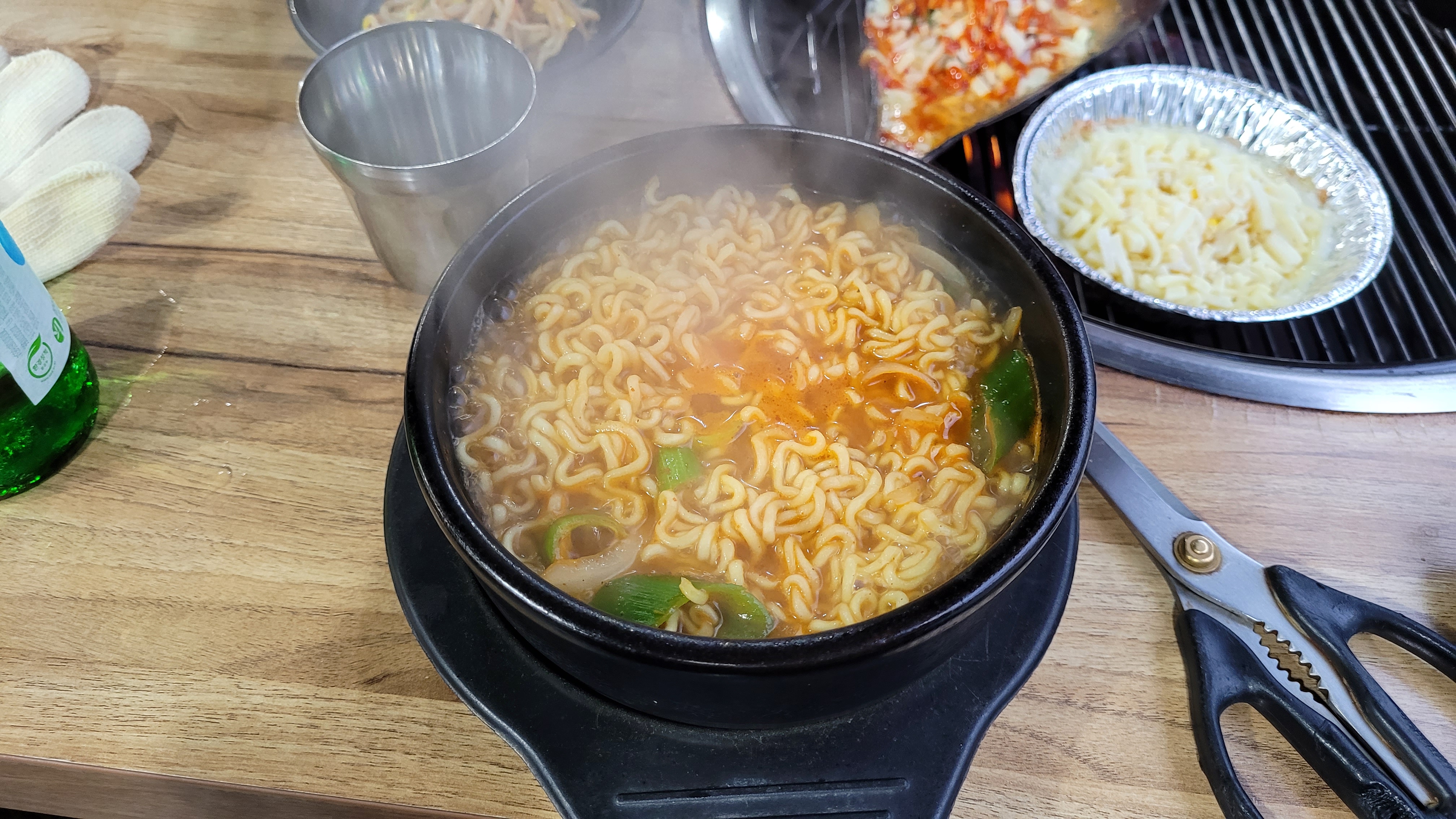 뚝배기에 끓고 있는 라면