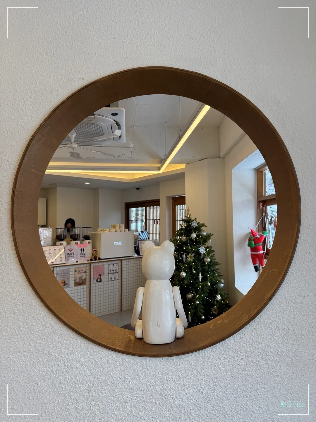 동네커피-서산-해미읍성-커피맛집-바닐라라떼-동네라떼-베이글-수제샌드위치-우드톤-화이트-인테리어-곰돌이