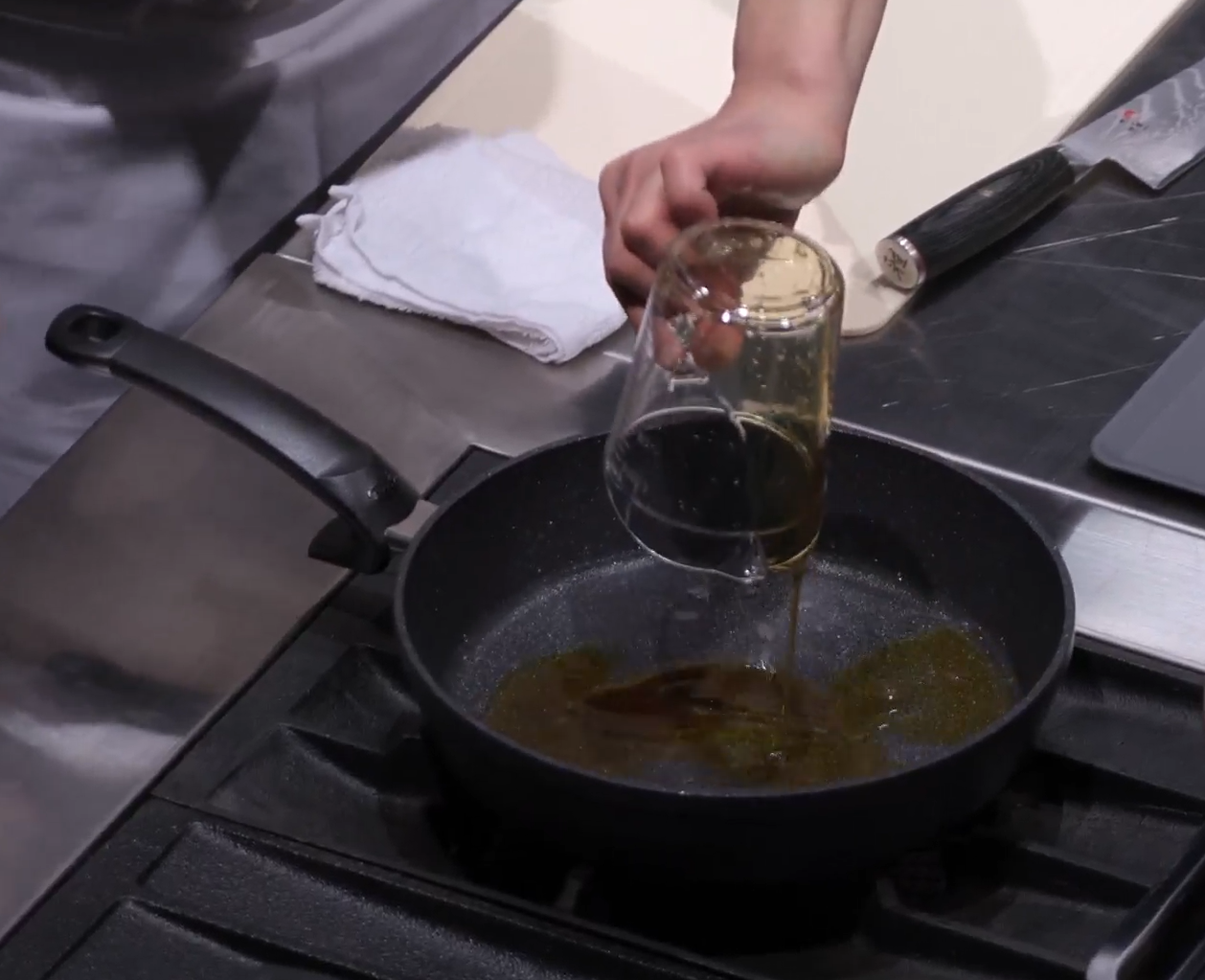 간장을-프라이팬에서-끓인다