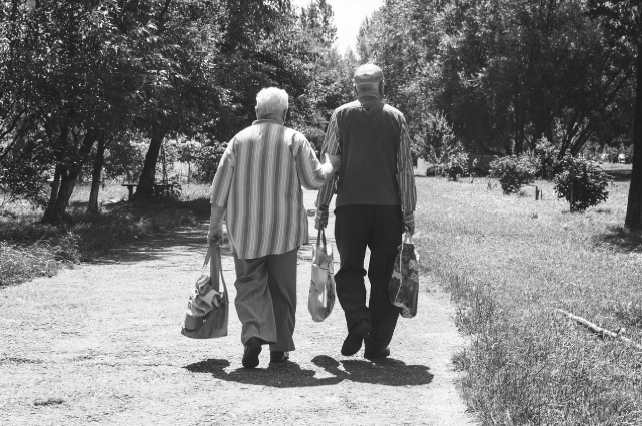 노후를 함께 걷는 부부의 모습, 안정된 연금 생활을 상징