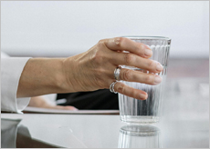 고로쇠 수액을 마시는 사람들 이미지