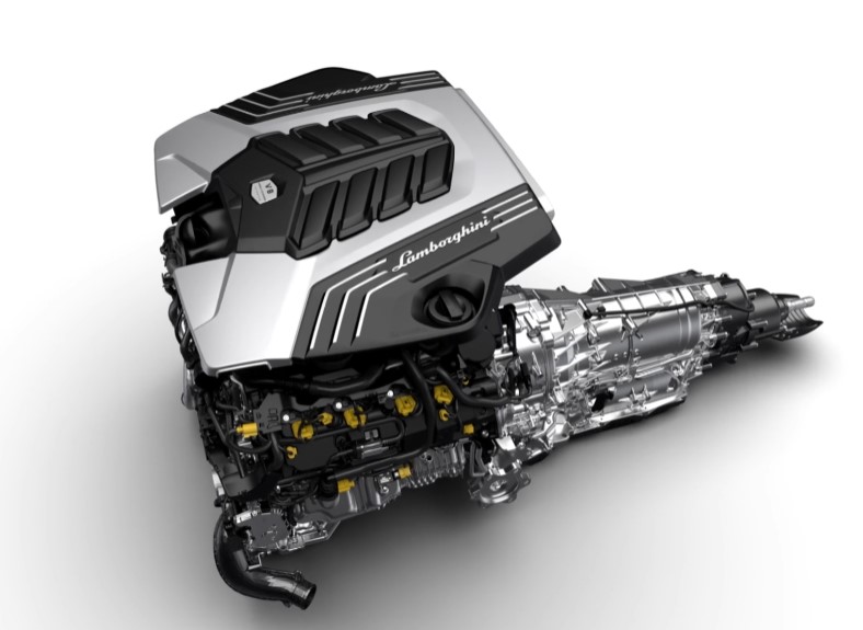 우루스-퍼포만테-엔진