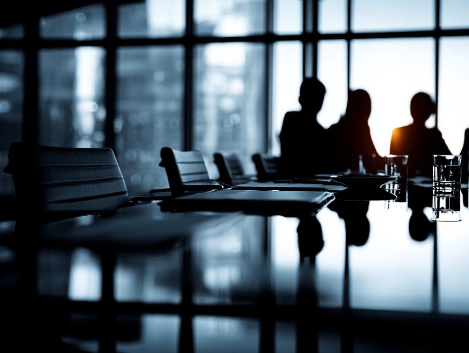 결단을 앞둔 회의실, 블루톤 실루엣 장면