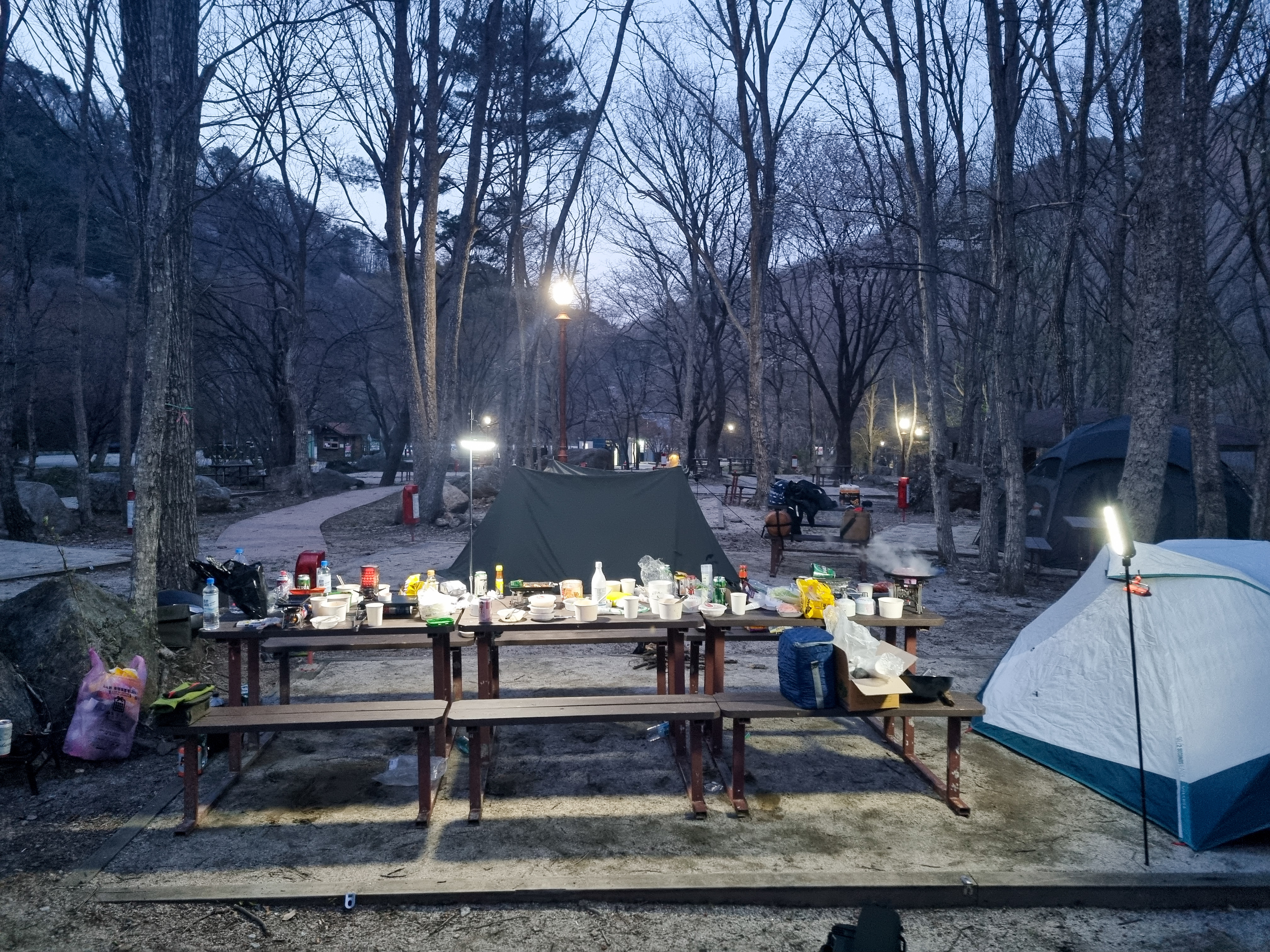 엉망인 테이블