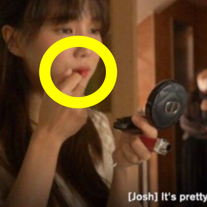 입술에-립스틱을-바르는-국가비