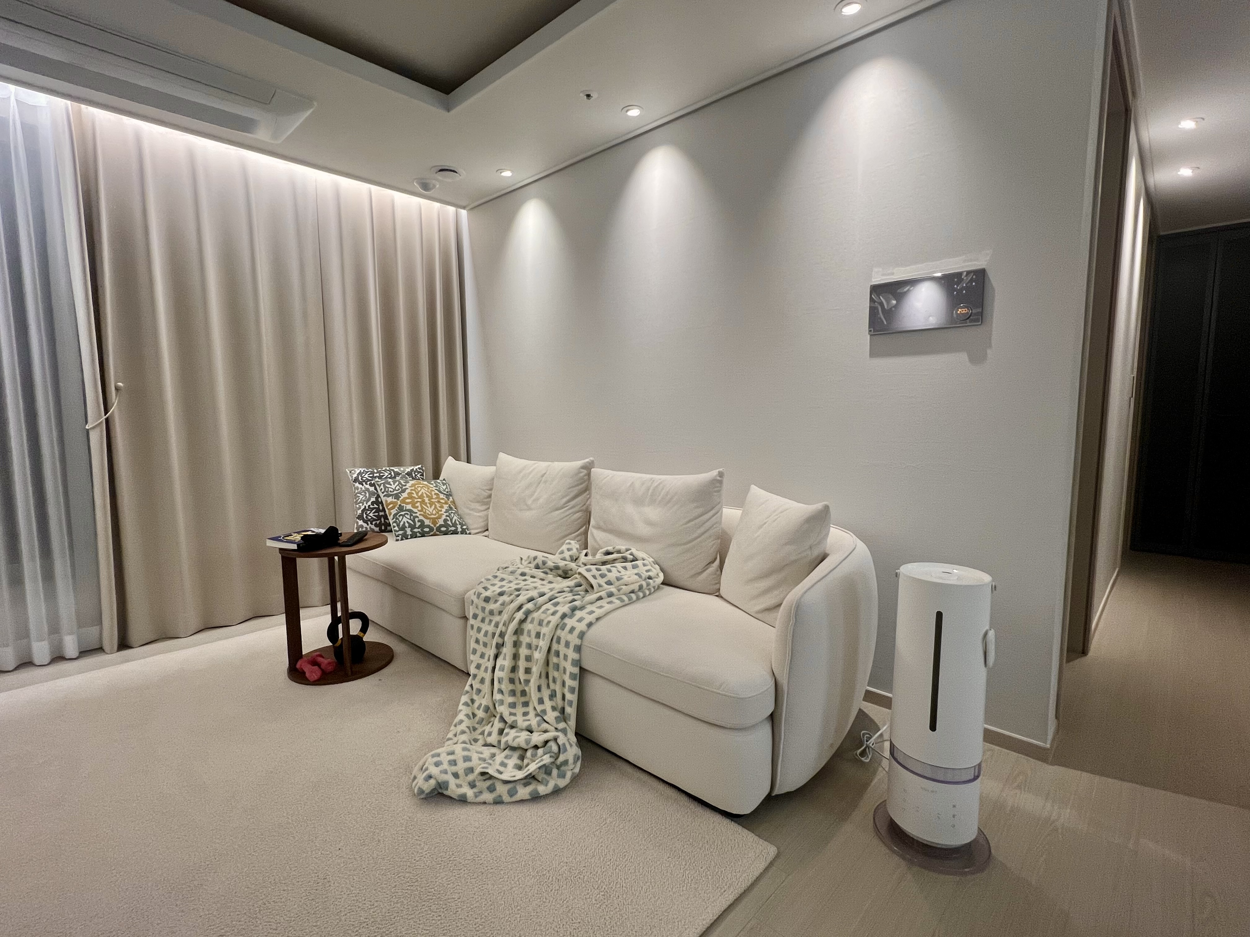 청약-입주-아파트-거실-소파-조명-시공-커튼박스