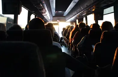 버스에 사람이 있는 모습