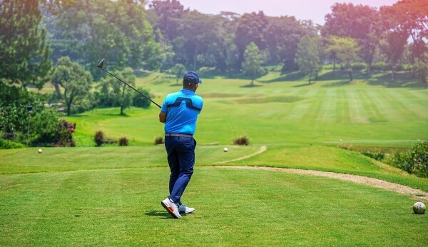 필드에서-골프치는-사람