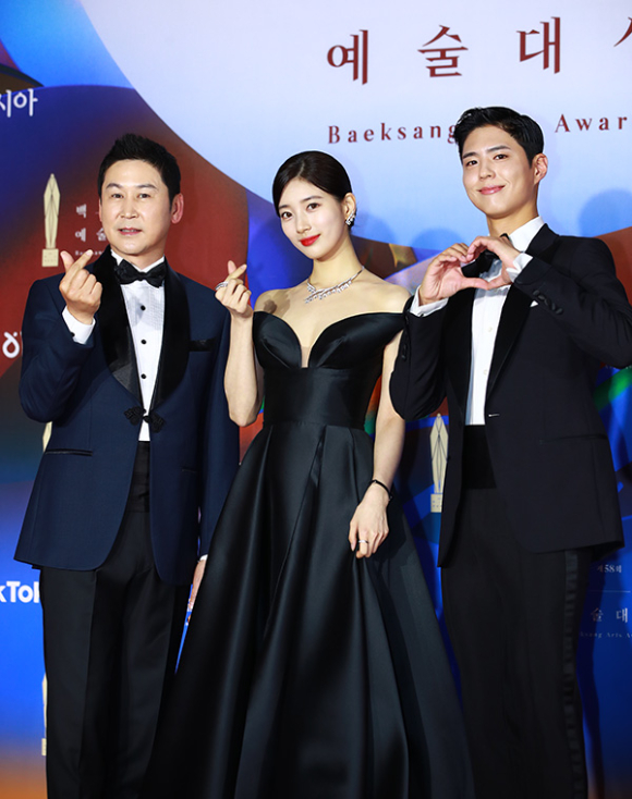 신동엽-배수지-박보검이 6일 오후 경기 고양시 대화동 킨텍스에서 열린 &#39;제58회 백상예술대상&#39; 레드카펫 행사에 시상식 MC로 참석해 포즈를 취하고 있다. [사진=백상예술대상 사무국]